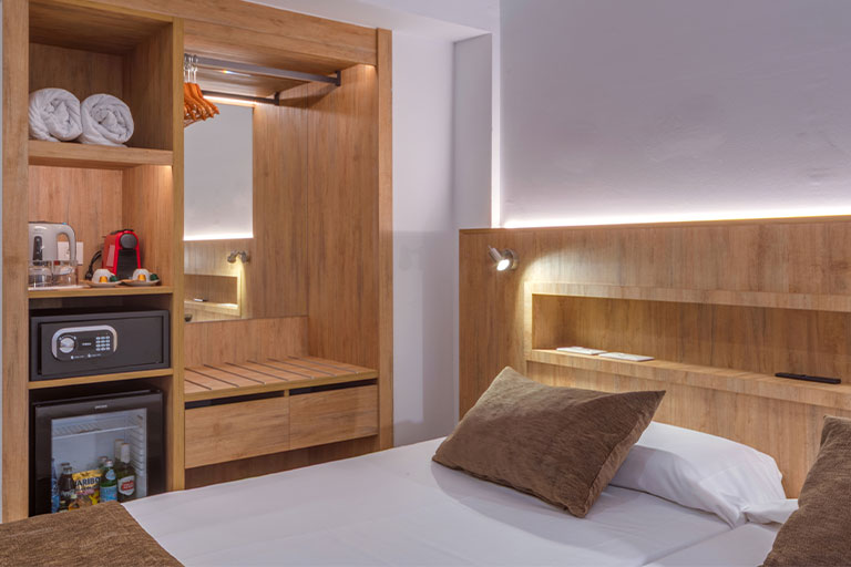 cama habitacion doble vista mar reserva habitacion doble en el Hotel Principe en Playa de Palma